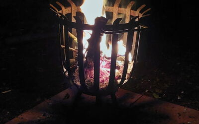Ein Lagerfeuer in einem Feuerkorb bei Nacht