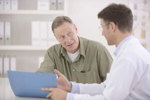 Ängste, Phobien und Panikattacken mit Coaching oder Psychotherapie auflösen und angstfreier und sicherer leben Zwei Männer unterhalten sich. Der eine schaut ängstlich, während der andere, ein Coach oder Psychotherapeut ihm erläutert, wie seine Ängste überwunden werden können.