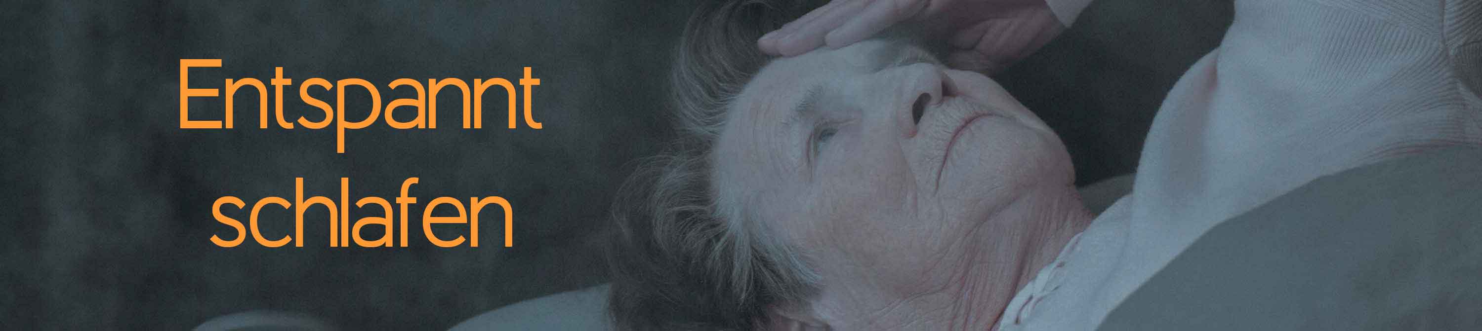 Angstfreier leben. Lösungsorientierte Kurzzeittherapie, Therapie und Coaching. Praxis für Angststörungen, Phobien und Panikattacken. Reiner Müller Entspannt schlafen. Eine Frau liegt mit der Hand am Kopf auf einem Bett. Vor ihr steht ein Wecker. Sie kann nicht schlafen. Nichtorganische Schlafstörungen können behandelt.